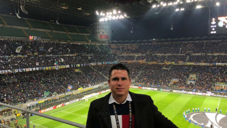 Tolle Kulisse: kicker-Redakteur Julian Franzke im Giuseppe Meazza.