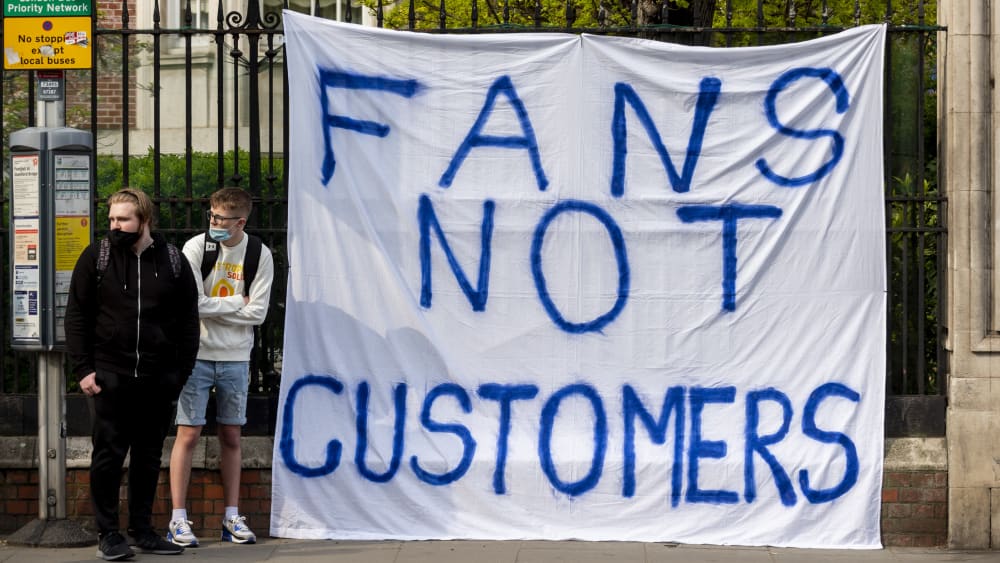 "Fans, keine Kunden": Die Proteste in England blieben nicht ohne Folgen.