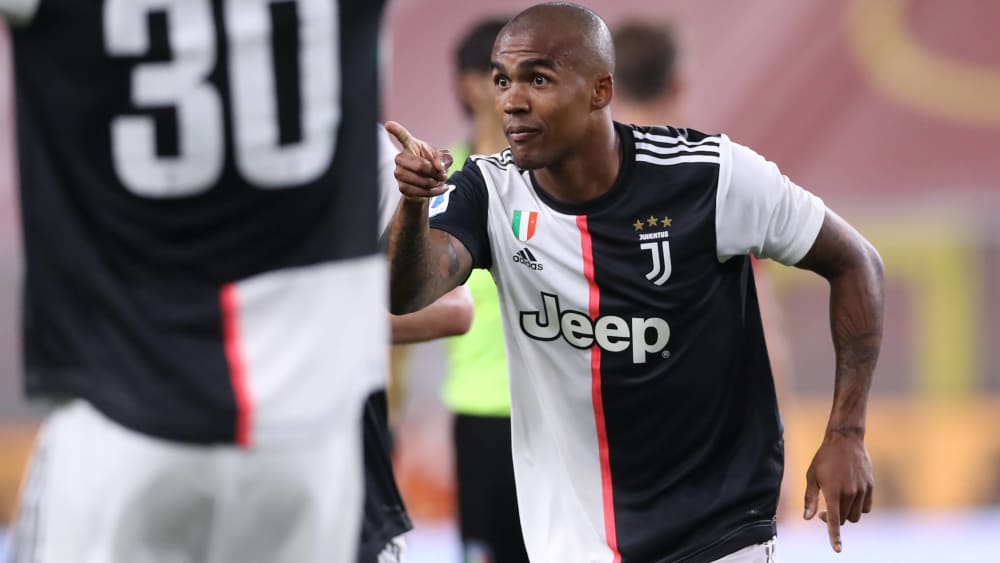 Fingerzeig: Douglas Costa hat beim Juve-Gastspiel in Genua ein herausragendes Tor der Kategorie "Treffer des Monats" erzielt.