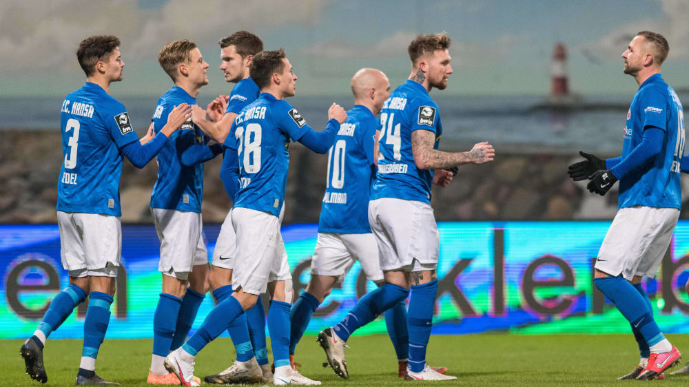 Die Rostocker jubeln über den Treffer zum 1:0.