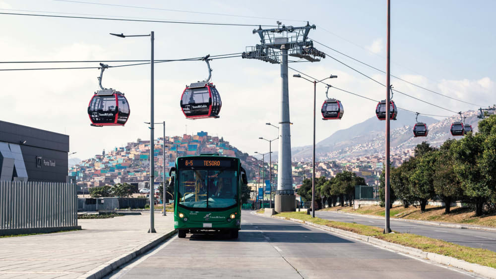 TransMiCable: In der kolumbianischen Hauptstadt Bogota gehört eine Seilbahn zum öffentlichen Nahverkehr. Sie ist an das Busnetz angeschlossen.
