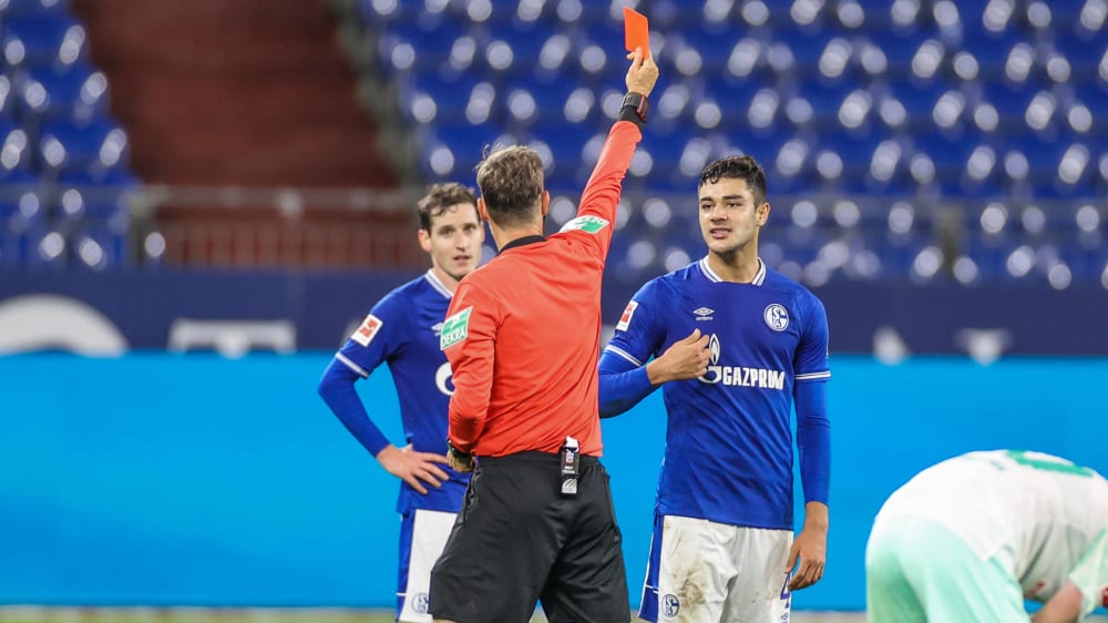 Sieht in diesem Moment die Gelb-Rote Karte - nicht allerdings für seine Szene mit Ludwig Augustinsson: S04-Profi Ozan Kabak.