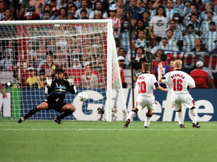 Carlos Roa (li.), Michael Owen (#20)