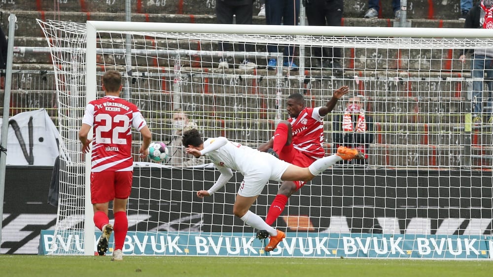 Nach Lees artistischer Vorarbeit köpft auch Serra artistisch zum Kieler 1:0 ein.