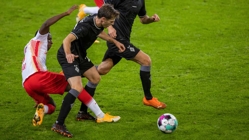 Hier im Duell mit Leipzigs Amadou Haidara: Jonas Hofmann.