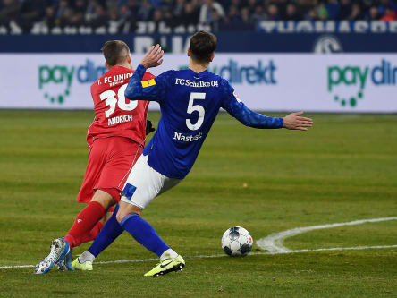 Hier gab es Elfmeter: Robert Andrich und Matija Nastasic (r.) im Duell.