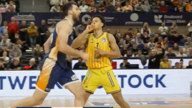 Im Video: Kayil mit dem Dagger und dem Gruß an die Fans! Alba gewinnt in Rostock