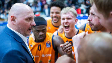 BASKETBALL EASYCREDIT BBL 15. SPIELTAG - SCIENCE CITY JENA - ROSTOCK SEAWOLVES ** NUR FÜR REDAKTIONELLE ZWECKE ** EDITORIAL USE ONLY **08 01 2026-Jena: Basketball easyCredit BBL 1. Basketball-Bundesliga Saison 2025 2026 15. Spieltag Sparkassen-Arena Science City Jena - Rostock Seawolves im Foto: Trainer Przemyslaw Frasunkiewicz (Rostock Seawolves) jubelt nach dem Sieg mit seiner Mannschaft ( Deutschland Thueringen Jena Copyright: SaschaxFromm *** BASKETBALL EASYCREDIT BBL 15 GAME DAY SCIENCE CITY JENA ROSTOCK SEAWOLVES FOR EDITORIAL PURPOSES ONLY p 08 01 2026 Jena Basketball easyCredit BBL 1 Basketball Bundesliga Season 2025 2026 15 Matchday Sparkassen Arena Science City Jena Rostock Seawolves in the photo Coach Przemyslaw Frasunkiewicz Rostock Seawolves cheers after the victory with his team Germany Thuringia Jena Copyright SaschaxFromm Copyright: SaschaxFromm doc841zfjupsdk18ezn3th9 ,EDITORIAL USE ONLY