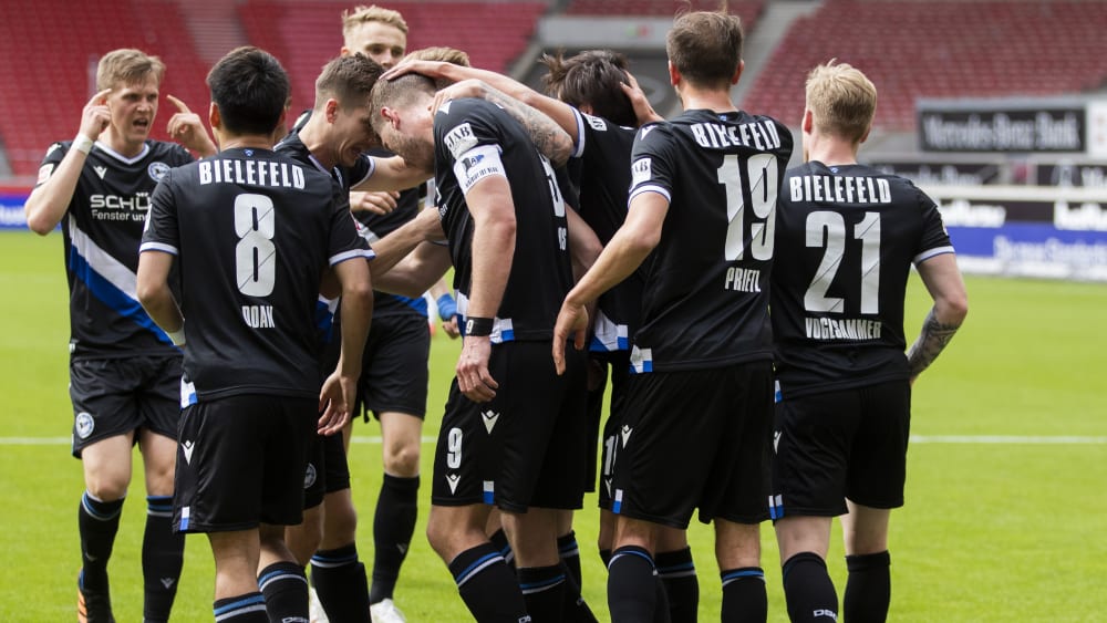 Bielefelder Jubeltraube: Torschütze und Kapitän Fabian Klos lässt sich feiern.