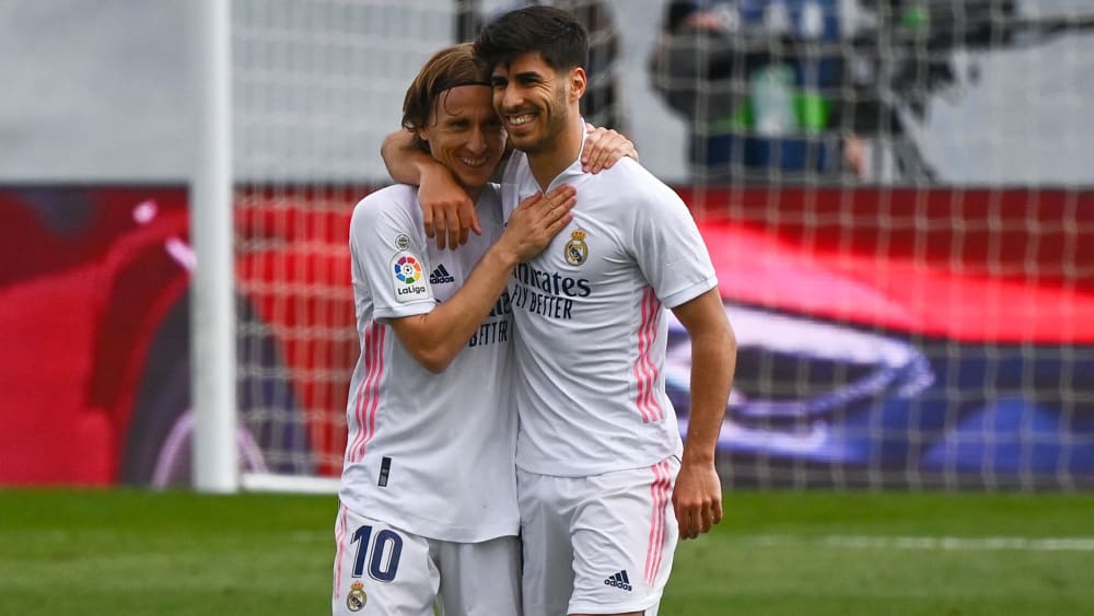 Gute Laune: Luka Modric und Marco Asensio freuen sich über das Tor zum 1:0.