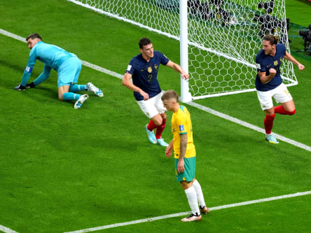 Adrien Rabiot (re.) dreht nach seinem Ausgleichstreffer zum Jubeln ab.