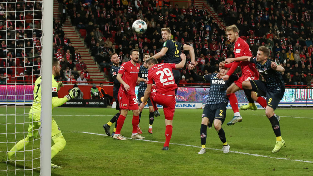 Mit Köpfchen: Sebastian Andersson (2.v.r.) trifft zum 1:0.