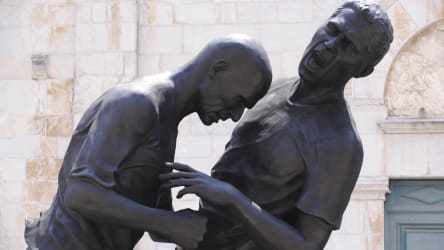Diese Statue zeigt das Vergehen von Zinedine Zidane an Marco Materazzi.