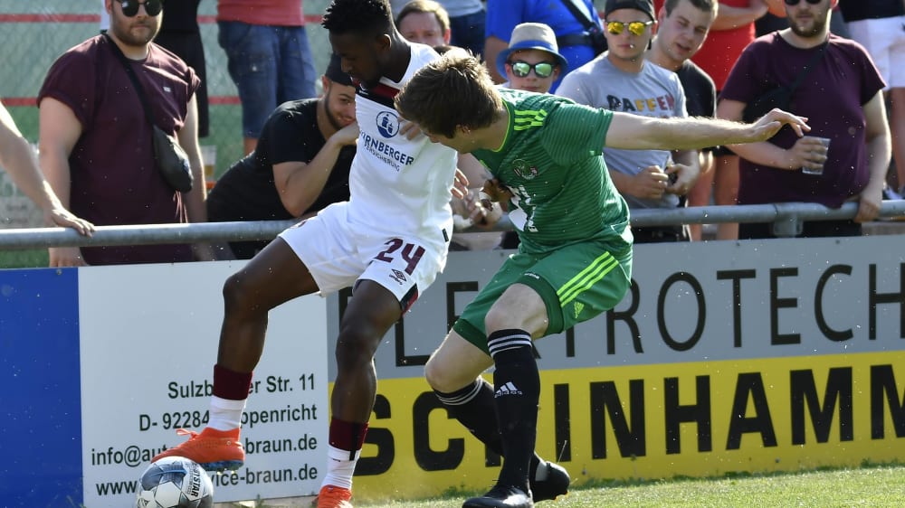 Bissiger Defensivstratege: Im Sommer 2019 spielte Bernhard Neumayer (grünes Trikot) mit der DJK Ammerthal ein Testspiel gegen den 1. FC Nürnberg. Jetzt geht Neumayer zum SV Seligenporten.