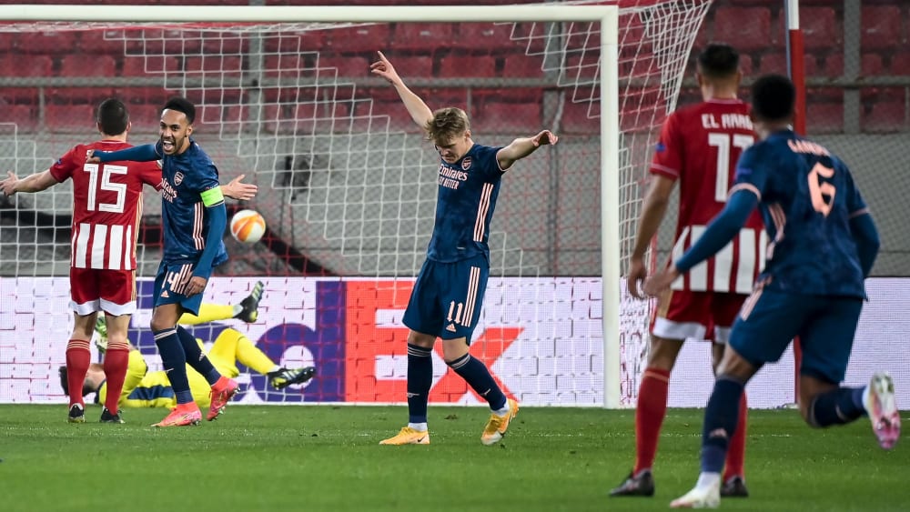 Martin Ödegaard (M.) erzielte mit einem wuchtigen Schuss das 1:0 für Arsenal in Piräus.
