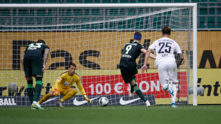 Wout Weghorst trifft per Elfmeter zum zwischenzeitlichen 2:0.