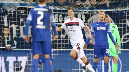 Staubte zum einzigen Tor des Tages ab: Patrick Erras (weißes Trikot).