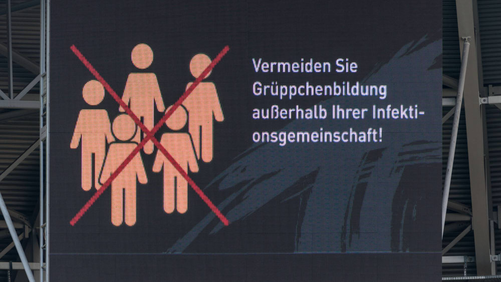 Grüppchenbildung vermeiden: Der Stadionbesuch ist mit vielen Hinweisen verbunden.