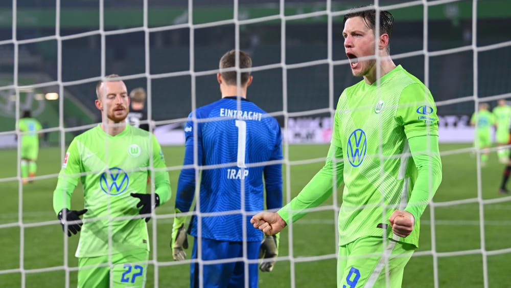 Mal wieder Matchwinner: Wout Weghorst (re.) bejubelt seinen Elfmetertreffer zum 1:1.
