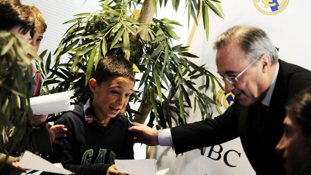 Analog war gestern: Florentino Perez mit einigen Jugendlichen bei einer Buchpräsentation.