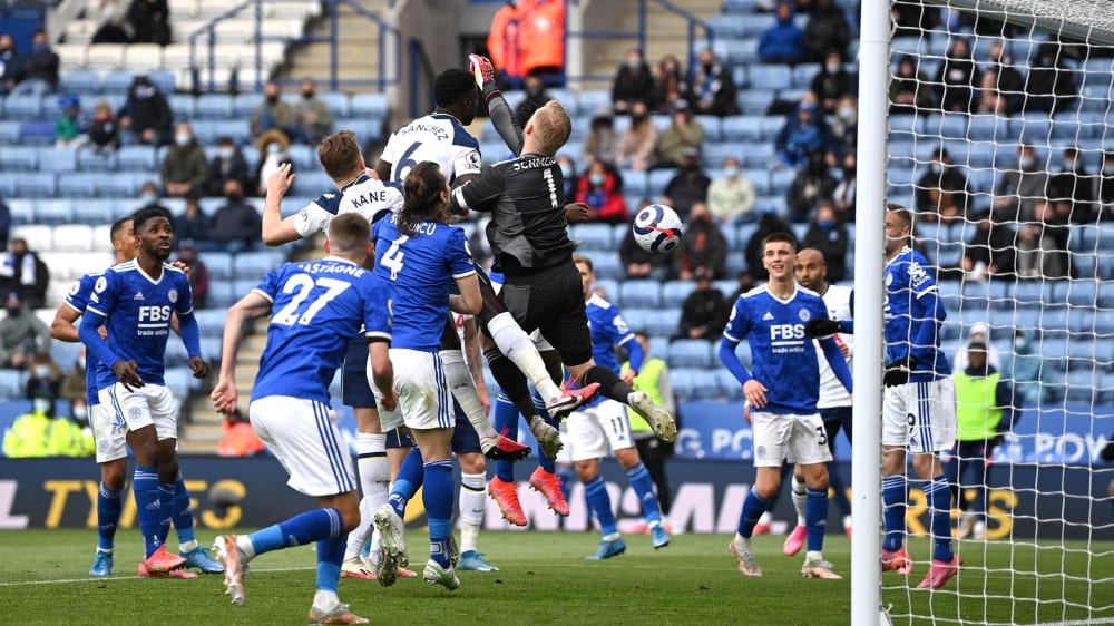 Bitterer Fehlgriff: Kasper Schmeichel beförderte sich den Ball zum 2:2 ins eigene Tor.