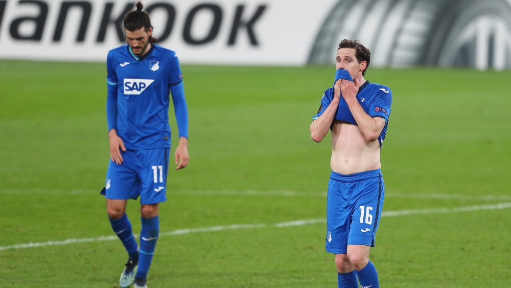 Fassungslos: Die TSG-Profis Florian Grillitsch und Sebastian Rudy nach dem Ausscheiden.