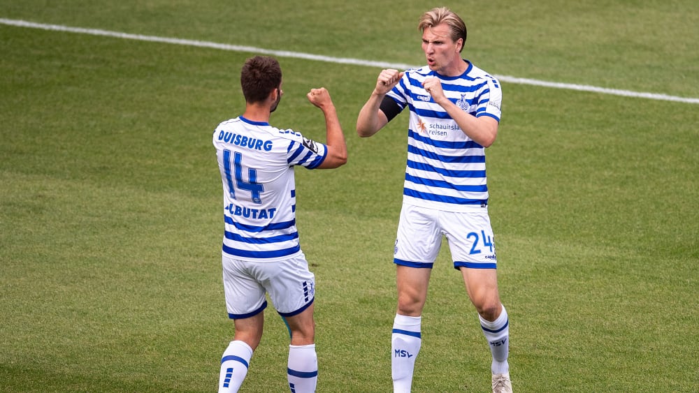 Vincent Vermeij (#24) und Tim Albutat jubeln