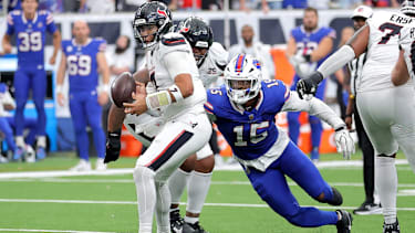 September 13, 2026, Houston, Texas, U.S: Buffalo Bills linebacker Greg Rousseau (15) knocks the ball away from Houston Texans quarterback C.J. Stroud (7) during the fourth quarter of the NFL, American Football Herren, USA regular season game between the Houston Texans and the Buffalo Bills at Reliant Stadium in Houston, TX on September 13, 2026. NFL 2026 - Buffalo Bills Vs Houston Texans PUBLICATIONxINxGERxSUIxAUTxONLY - ZUMAw137 20260913_aap_w137_103 Copyright: xErikxWilliamsx