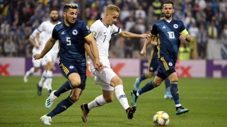 Eng dabei: Sead Kolasinac (li.) und Miralem Pjanic (re.) nehmen Jasse Tuominen in die Zange.