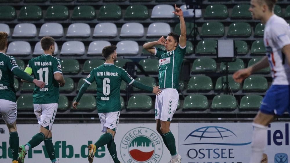 Daumenlutscher: Soufian Benyamina (2.v.r.) beim Torjubel.
