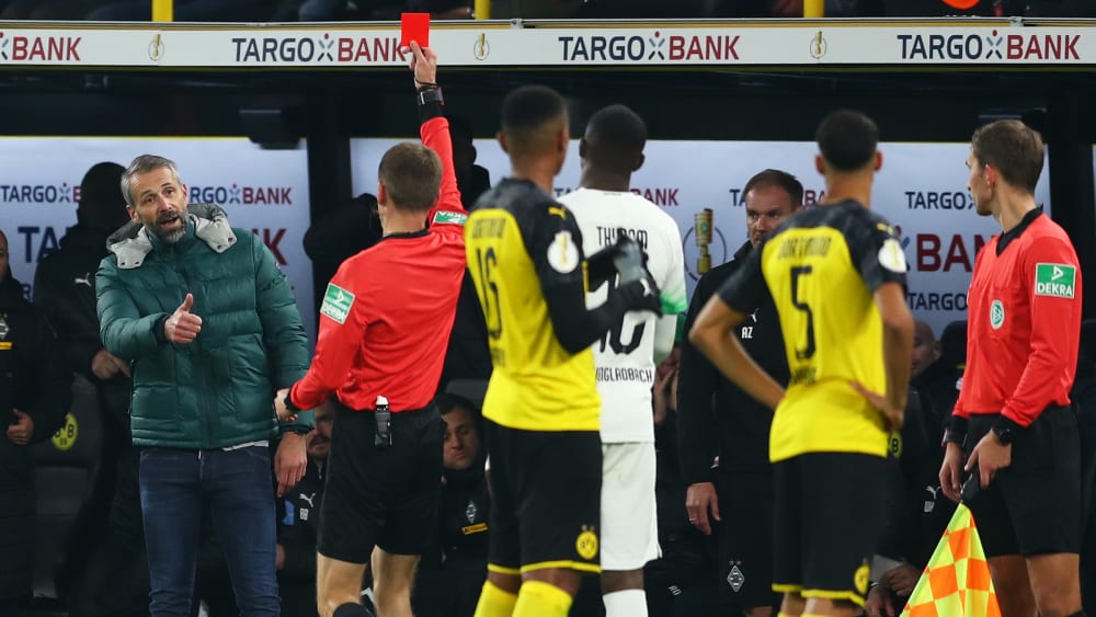 Marco Rose (li.) sieht von Referee Benjamin Cortus (2.v.li.) die Rote Karte.