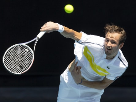 Daniil Medvedev schlägt gegen seinen Landsmann Andrey Rublev auf