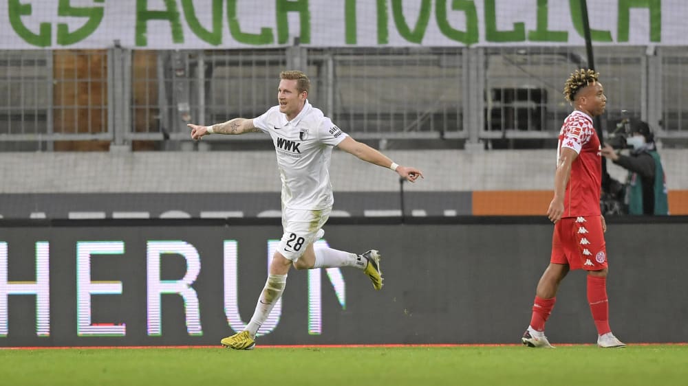 Doppeltorschütze André Hahn dreht zum Jubeln ab.
