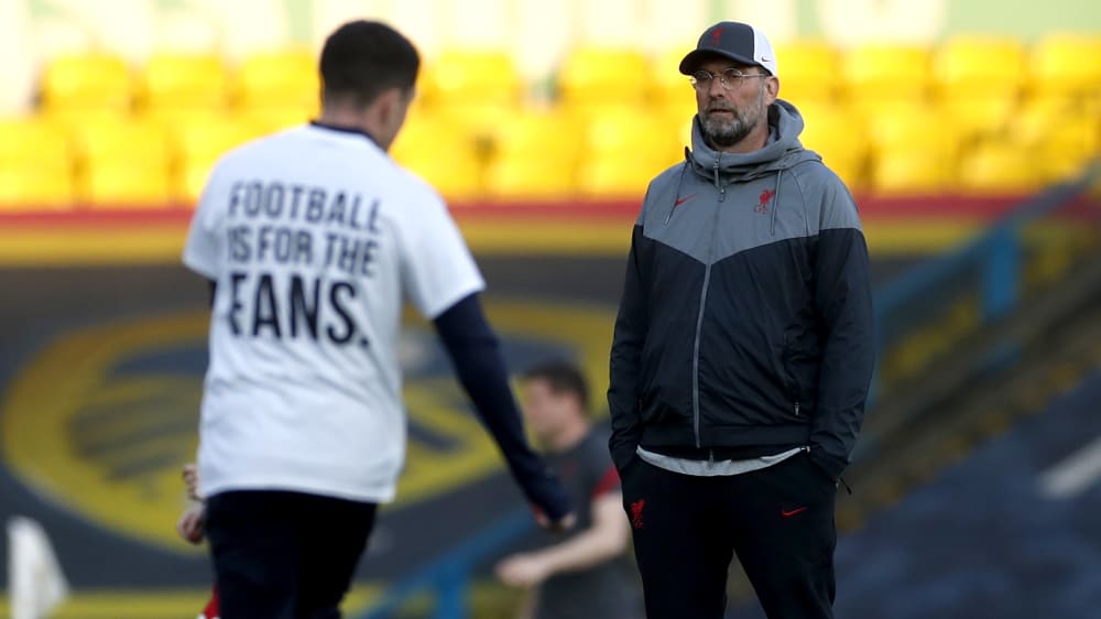 Jürgen Klopp am Montag in Leeds - wo sich die Gastgeber in T-Shirts mit der Aufschrift "Fußball ist für die Fans" aufwärmten.