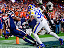 Wide Receiver Jaylen Waddle (17) von den Denver Broncos fängt im dritten Viertel unter Bewachung von Rams-Cornerback Josh Wallace (30) den Pass zur Two-Point Conversion und bleibt dabei mit den Füßen im Feld.