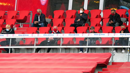 Neben Sportdirektor Oliver Kahn (u.l.) waren auch die beiden Ehrenpräsidenten Uli Hoeneß und Franz Beckenbauer Gäste in der Allianz-Arena an diesem Abend