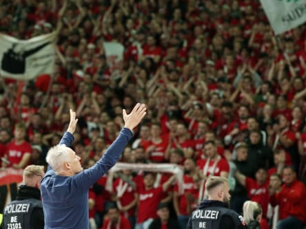 Emotionen: Nach dem verlorenen Pokalfinale gegen Leipzig wird Christian Streich von den Freiburger Fans gefeiert.