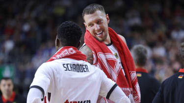 Länderspiel Deutschland vs. Spanien iin Köln Vorbereitung auf die Basketball Europameisterschaft Hier: Daniel Theis, Dennis Schröder (Schroeder) *** International match between Germany and Spain in Cologne Preparation for the European Basketball Championship Here Daniel Theis, Dennis Schröder Schroeder