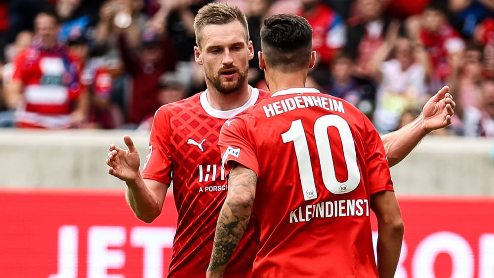 Tor für Heidenheim durch Tim Kleindienst (FC Heidenheim, 10, re.). Der Stürmer jubelt gemeinsam mit Patrick Mainka.
