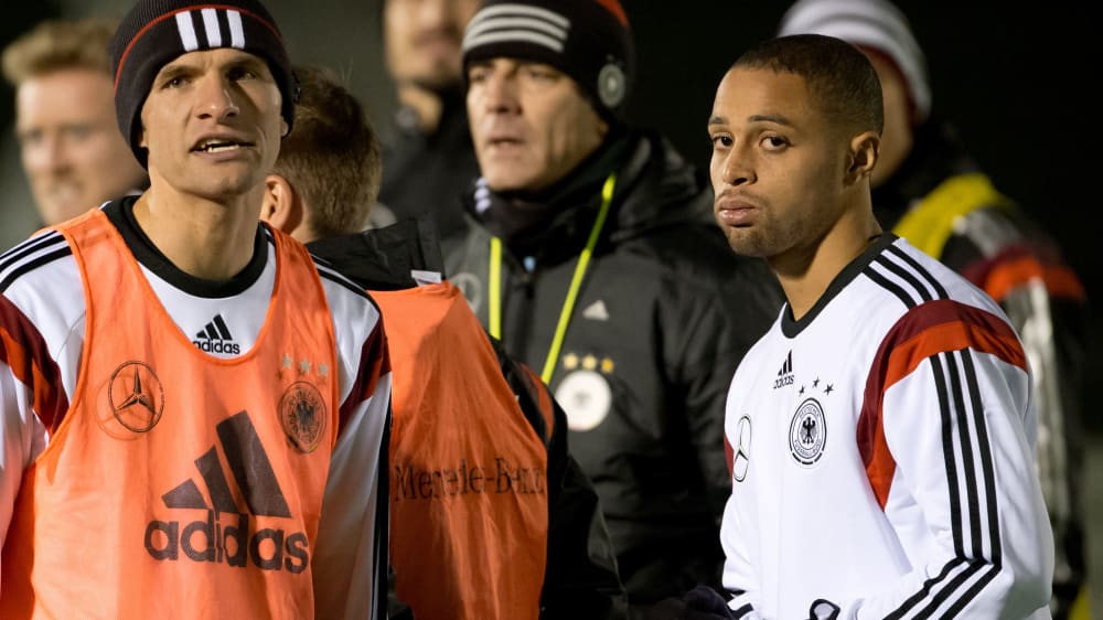 Sidney Sam 2013 bei der Nationalmannschaft mit Thomas Müller und Bundestrainer Joachim Löw.