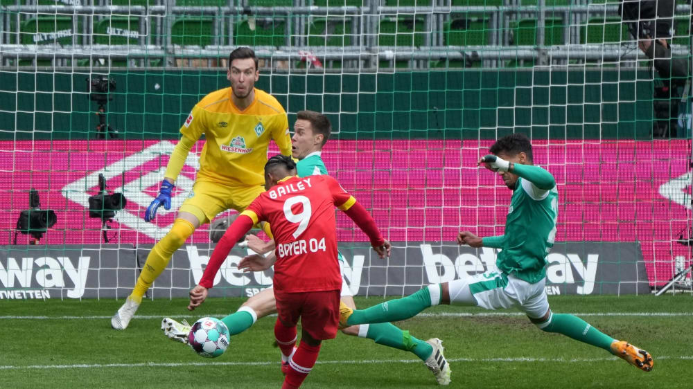 Voller Einsatz: Niklas Moisander blockt Leon Baileys Schuss.