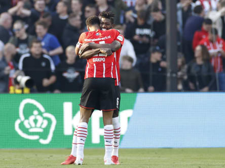 Lass dich drücken: Ibrahim Sangaré und Cody Gakpo bejubeln das 2:1.