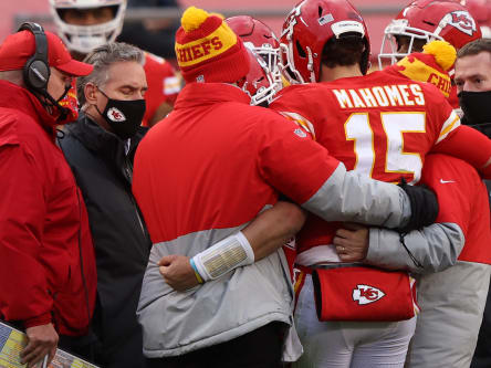 Patrick Mahomes wird mit einer erlittenen Gehirnerschütterung vom Feld begleitet.