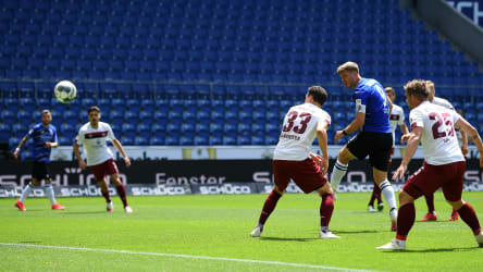 Klos köpft zum 1:0 ein