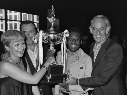 Gab sein Geld, aber auch Ratschläge, Leidenschaft und dem Fußball in Amerika ein Gesicht: Steve Ross (r., 1927-1992).