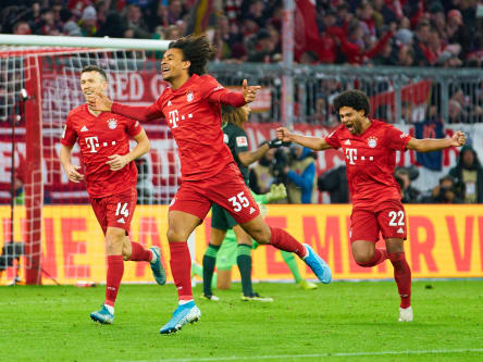 Bayern Münchens Joshua Zirkzee (Mi.) jubelt gemeinsam mit Ivan Perisic (li.) und Serge Gnabry