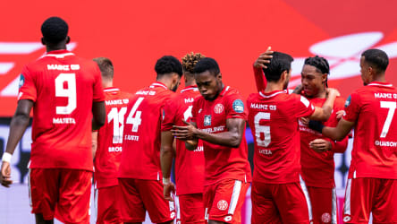 Der 1. FSV Mainz 05 bleibt der Bundesliga erhalten - was vom Team hier gefeiert wird.