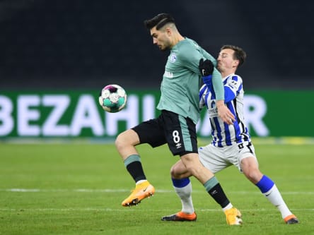 Abgeprallt: Herthas Vladimir Darida läuft auf Schalkes Suat Serdar auf.