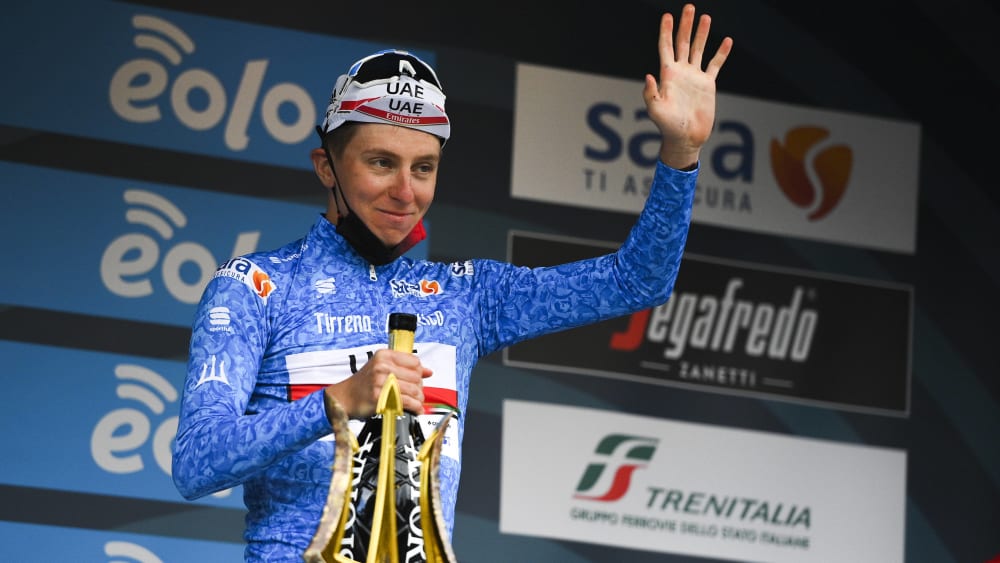 Tadej Pogacar hat sich die Sieger-Trophäe bei Tirreno-Adriatico gesichert.