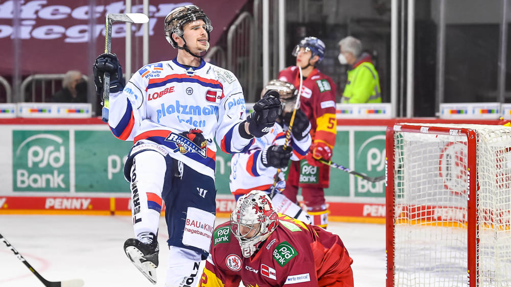 Tänzchen nach dem Treffer: Iserlohns Casey Bailey (li.) traf nach etwas mehr als einer halben Stunde zum zwischenzeitlichen 2:1.
